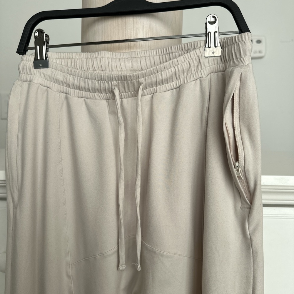 ALO Yoga Drop Crotch Joggers
Women’s Size: S - Picture 8 of 14